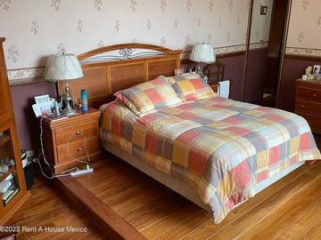 Casa en Venta en Naucalpan de Juárez, Ciudad Satélite NC. 24-184
