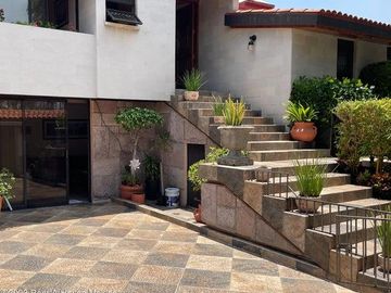 Casa en Venta en Naucalpan de Juárez, Ciudad Satélite NC. 24-184
