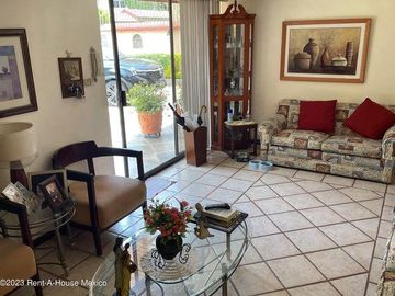 Casa en Venta en Naucalpan de Juárez, Ciudad Satélite NC. 24-184