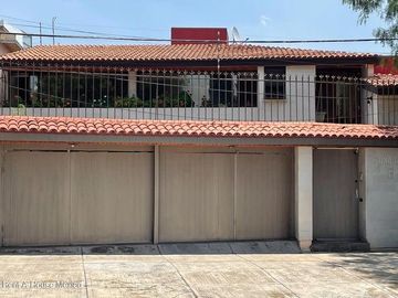 Casa en Venta en Naucalpan de Juárez, Ciudad Satélite NC. 24-184