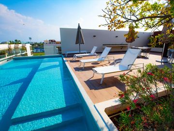DEPARTAMENTO DE LUJO EN VENTA EN PLAYA DEL CARMEN A MEDIA CUADRA DE LA 5TA AV.