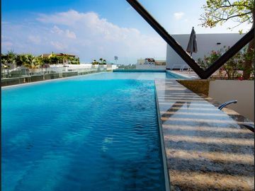 DEPARTAMENTO DE LUJO EN VENTA EN PLAYA DEL CARMEN A MEDIA CUADRA DE LA 5TA AV.