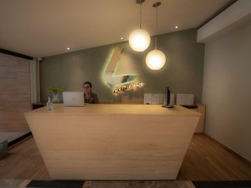 DEPARTAMENTO DE LUJO EN VENTA EN PLAYA DEL CARMEN A MEDIA CUADRA DE LA 5TA AV.