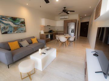DEPARTAMENTO DE LUJO EN VENTA EN PLAYA DEL CARMEN A MEDIA CUADRA DE LA 5TA AV.