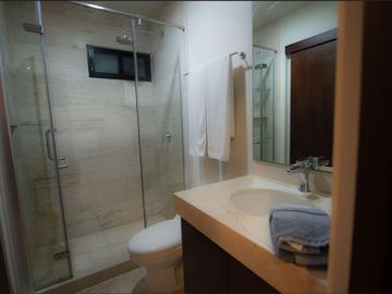 DEPARTAMENTO DE LUJO EN VENTA EN PLAYA DEL CARMEN A MEDIA CUADRA DE LA 5TA AV.