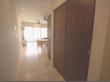 DEPARTAMENTO DE LUJO EN VENTA EN PLAYA DEL CARMEN A MEDIA CUADRA DE LA 5TA AV.