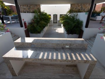 DEPARTAMENTO DE LUJO EN VENTA EN PLAYA DEL CARMEN A MEDIA CUADRA DE LA 5TA AV.