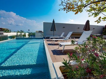 DEPARTAMENTO DE LUJO EN VENTA EN PLAYA DEL CARMEN A MEDIA CUADRA DE LA 5TA AV.