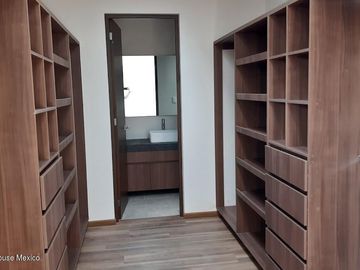 Casa a la Venta en Metepec Llano Grande ZG 24-646