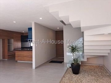 Casa en Venta en Metepec, Llano Grande AM. 25-2571