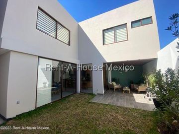 Casa en Venta en Llano Grande,  Metepec JL 25-2735.