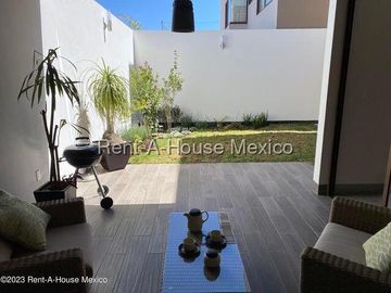 Casa en Venta en Llano Grande,  Metepec JL 25-2735.