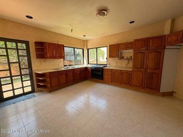 Casa en Venta en Calle San Juan de Dios,Bosques de Tetlameya RU 24-3739.