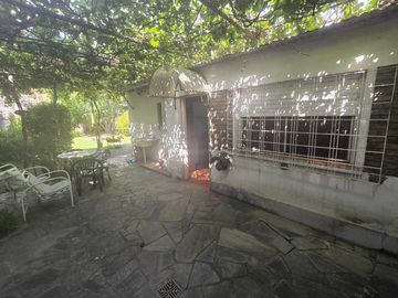 Casa con Departamento en venta en Moron Sur