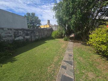 Casa con Departamento en venta en Moron Sur
