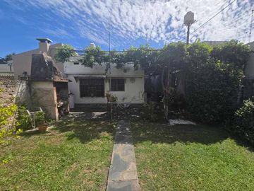 Casa con Departamento en venta en Moron Sur