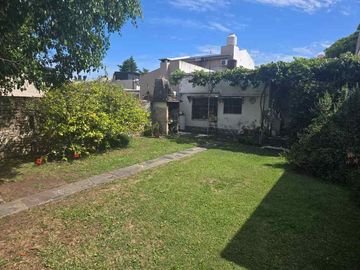 Casa con Departamento en venta en Moron Sur