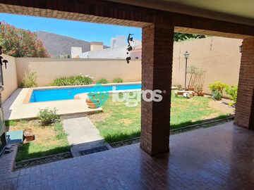 Casa en venta 270 m2 en Tres Cerritos