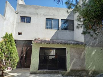 Casa con gran terreno en venta en Xochimilco