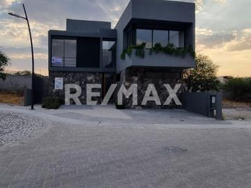 Venta de casa nueva en Lago de Juriquilla de 4 habitaciones en zona Residencial con Amenidades y Seguridad - (3)