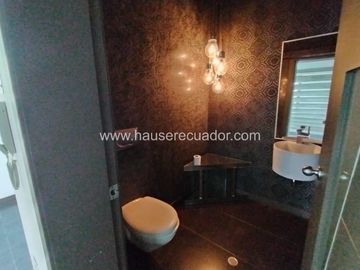 Casa moderna, con diseño de lujo, piscina, área BBQ y jardines estilo zen, en Urbanización exclusiva