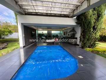 Casa moderna, con diseño de lujo, piscina, área BBQ y jardines estilo zen, en Urbanización exclusiva