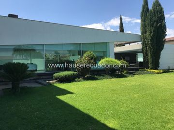 Casa moderna, con diseño de lujo, piscina, área BBQ y jardines estilo zen, en Urbanización exclusiva