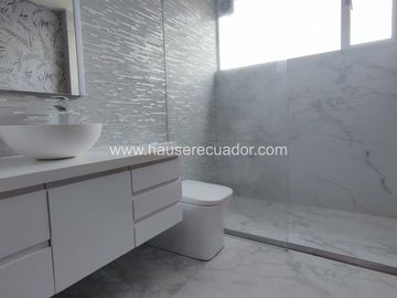 Casa moderna, con diseño de lujo, piscina, área BBQ y jardines estilo zen, en Urbanización exclusiva