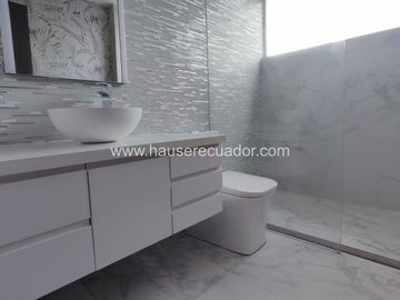Casa moderna, con diseño de lujo, piscina, área BBQ y jardines estilo zen, en Urbanización exclusiva