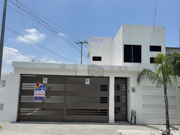 Casa sola en venta en Renaceres, Apodaca, Nuevo León