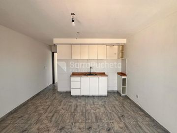 Venta departamento 2 ambientes con cochera en Morón (1º)