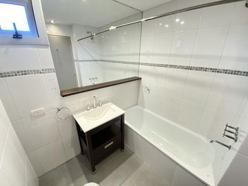 Departamento de 3 ambientes con cochera y amenities en Almagro