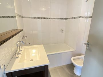 Departamento de 3 ambientes con cochera y amenities en Almagro