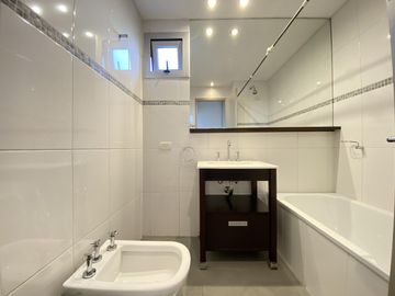 Departamento de 3 ambientes con cochera y amenities en Almagro
