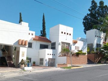 Casa en venta en Contry La Silla en Guadalupe