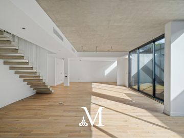 Departamento 4 ambientes en dos plantas con jardín y parrilla en Lomas de Nuñez valor contado