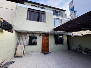 OCASION VENTA DE CASA DE 3 PISOS  PARA REMODELAR