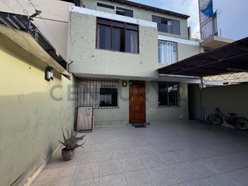 OCASION VENTA DE CASA DE 3 PISOS  PARA REMODELAR