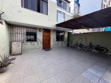 OCASION VENTA DE CASA DE 3 PISOS  PARA REMODELAR