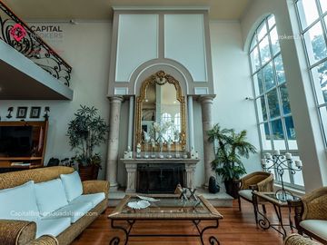 Casa de Lujo en Venta Bugambilias con Alberca Zona Sur