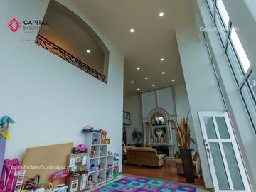 Casa de Lujo en Venta Bugambilias con Alberca Zona Sur