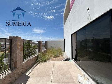 Casa con Recámara en Planta Baja en Bosques del Valle