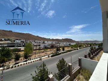 Casa con Recámara en Planta Baja en Bosques del Valle