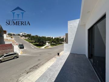 Casa con Recámara en Planta Baja en Bosques del Valle