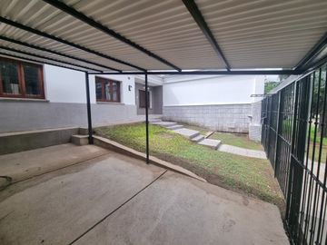 CASA DE TRES DORMITORIOS A ESTRENAR EN VENTA EN BARRIO TRES CERRITOS