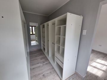 CASA DE TRES DORMITORIOS A ESTRENAR EN VENTA EN BARRIO TRES CERRITOS