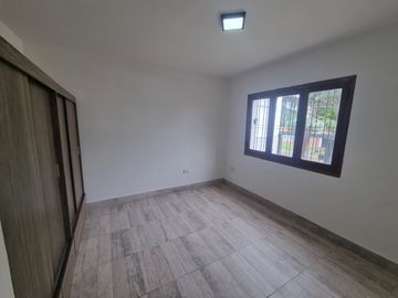 CASA DE TRES DORMITORIOS A ESTRENAR EN VENTA EN BARRIO TRES CERRITOS