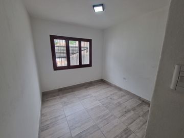 CASA DE TRES DORMITORIOS A ESTRENAR EN VENTA EN BARRIO TRES CERRITOS