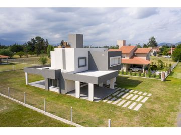 Casa en Venta - Jockey Club