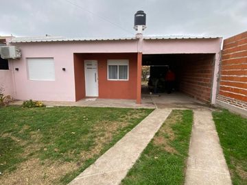 CASA 2 DORMITORIOS COCHERA Y QUINCHO